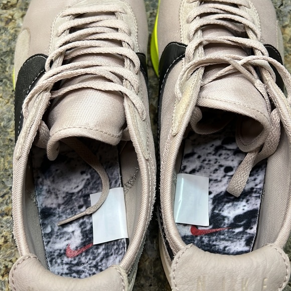 Nike Moon Racer String
Size 10.5
String/Black-Sail-Volt - Picture 7 of 9